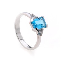 Zobrazit detail produktu - Prsten LOEE Palette Diamonds z bílého zlata s diamanty a topazem Obrázek Prsten LOEE Palette Diamonds z bílého zlata s diamanty a topazem