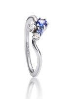 Zobrazit detail produktu - Prsten LOEE Sparkle z bílého zlata s diamanty a multisafíry Obrázek Prsten LOEE Sparkle z bílého zlata s diamanty a multisafíry
