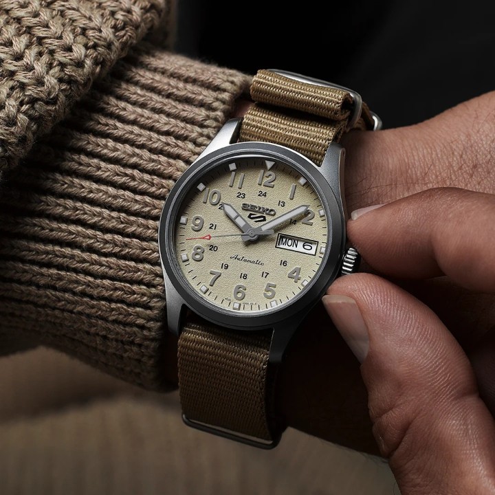 Obrázek Seiko 5 Sports Field Suits Style